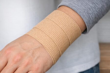 Bandaż samoprzylepny — kiedy warto po niego sięgnąć i jak go stosować?